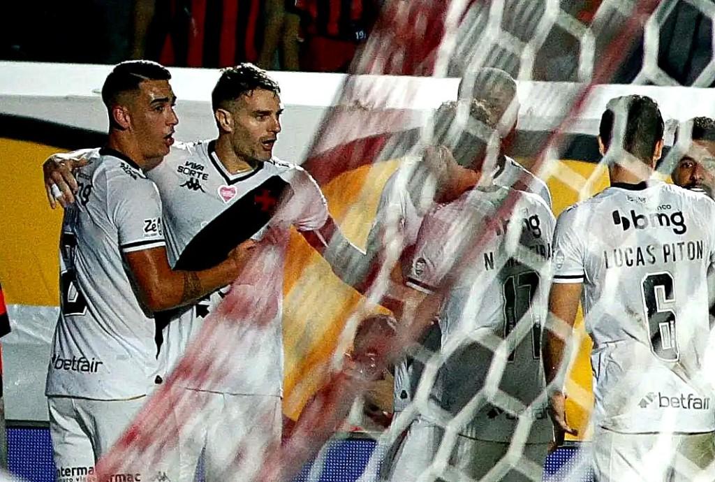 Vasco perde para o Vitória e entra na zona de rebaixamento do Brasileirão