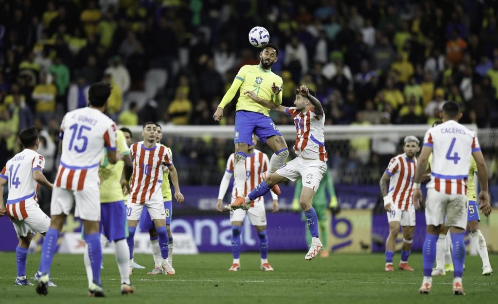 Brasil vence Paraguai e garante vaga na Copa do Mundo; Ancelotti celebra primeira vitória 