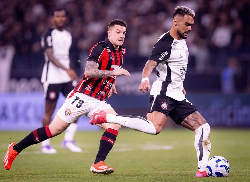 Corinthians empata com o Vitória sob olhares de Carlo Ancelotti
