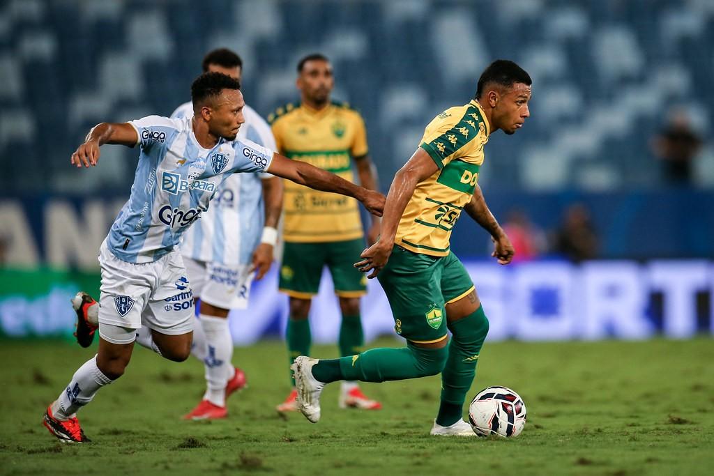 Cuiabá vence Paysandu, emenda terceira vitória e entra no G4 