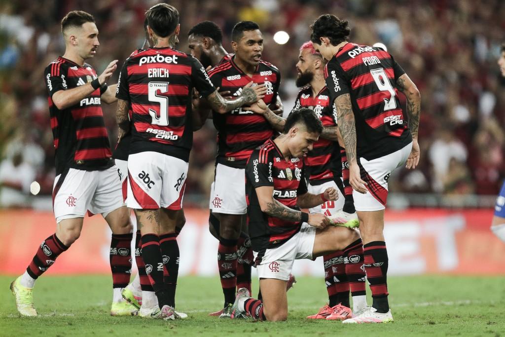 Flamengo goleia Fortaleza e assume liderança do Brasileirão