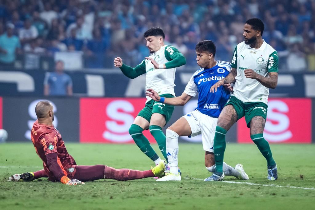 Palmeiras perde invencibilidade como visitante em derrota para Cruzeiro