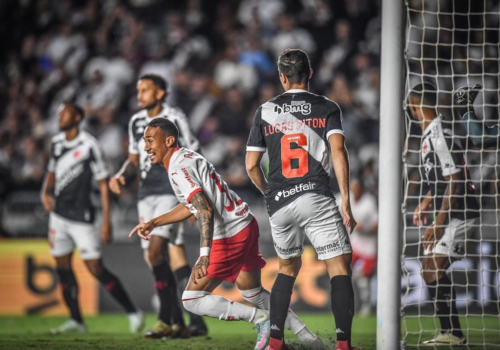Red Bull Bragantino acaba com invencibilidade do Vasco em São Januário