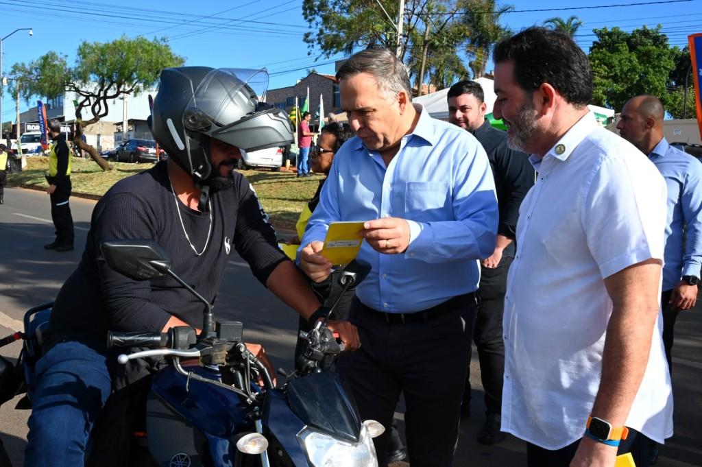 Ação educativa orienta motoristas a não jogarem lixo nas ruas de Goiânia