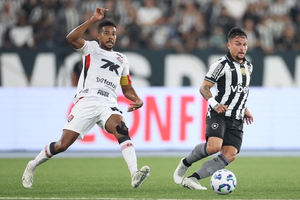 Botafogo empata sem gols com o Vitória e perde chance de subir no Brasileirão