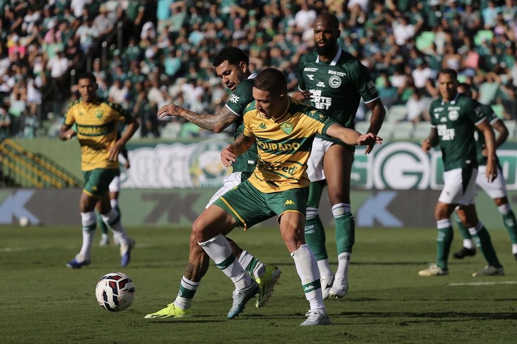 Com Show do goleiro Tadeu, Goiás vence Cuiabá e assume a liderança da Série B