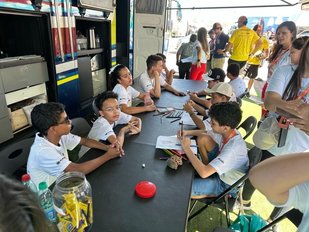 Crianças da Associação Pestalozzi participam de atividades com integrantes do Rally do Sertão