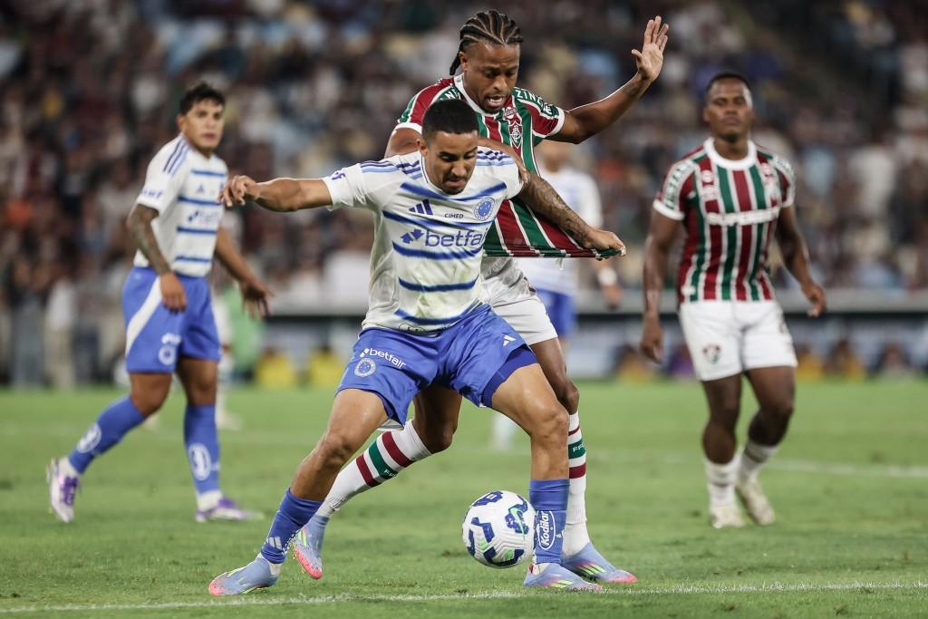 Cruzeiro surpreende Fluminense no Maracanã e assume a liderança do Brasileirão