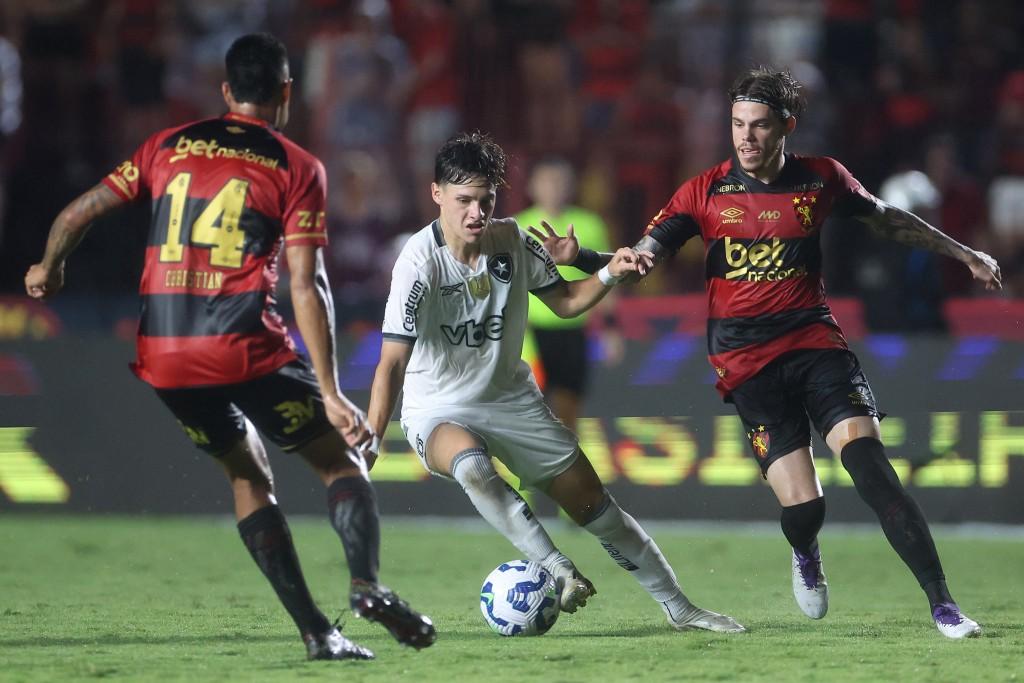 Cuiabano no apagar das luzes: Botafogo vence o Sport e entra na briga pelo G4