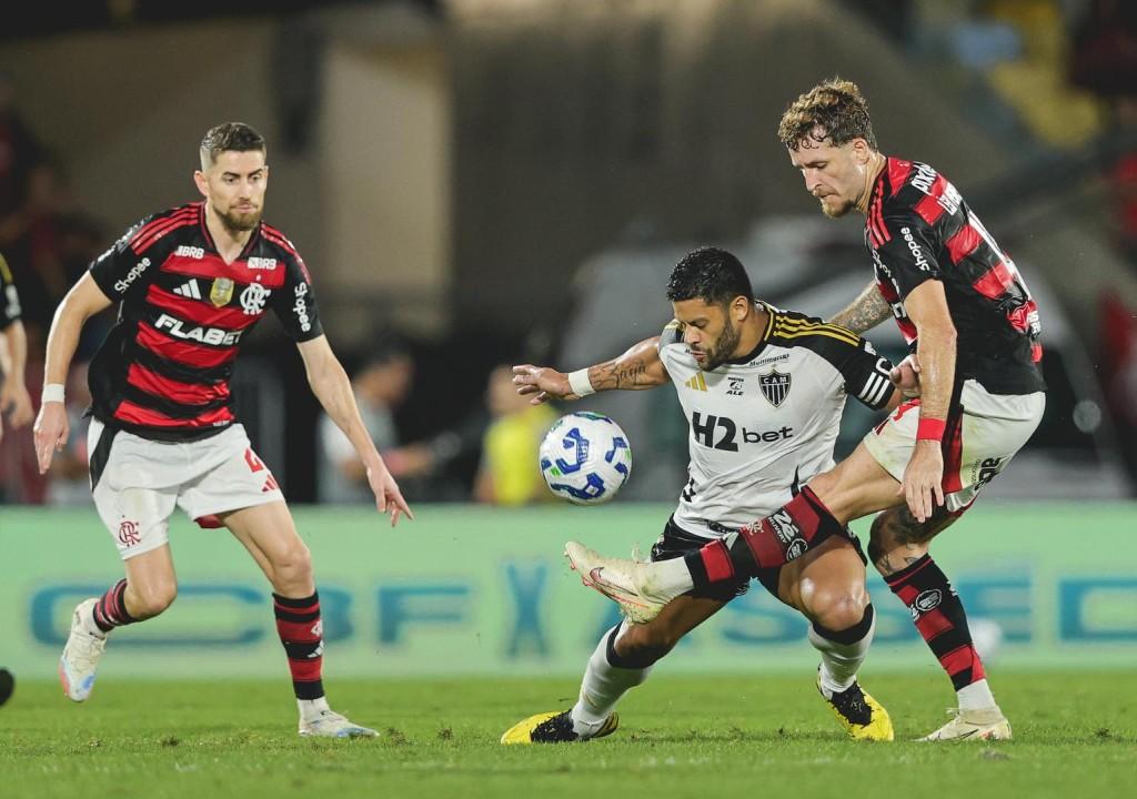 Flamengo vence Atlético-MG e assume liderança isolada do Brasileirão