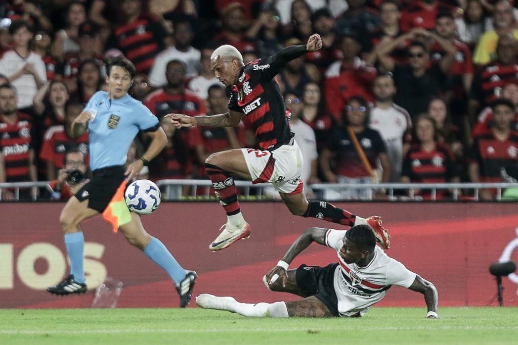 Flamengo vence São Paulo e mantém liderança no Brasileirão