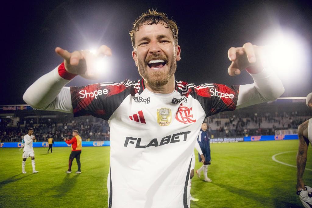 Flamengo vira sobre o Bragantino e mantém caça à liderança do Brasileirão