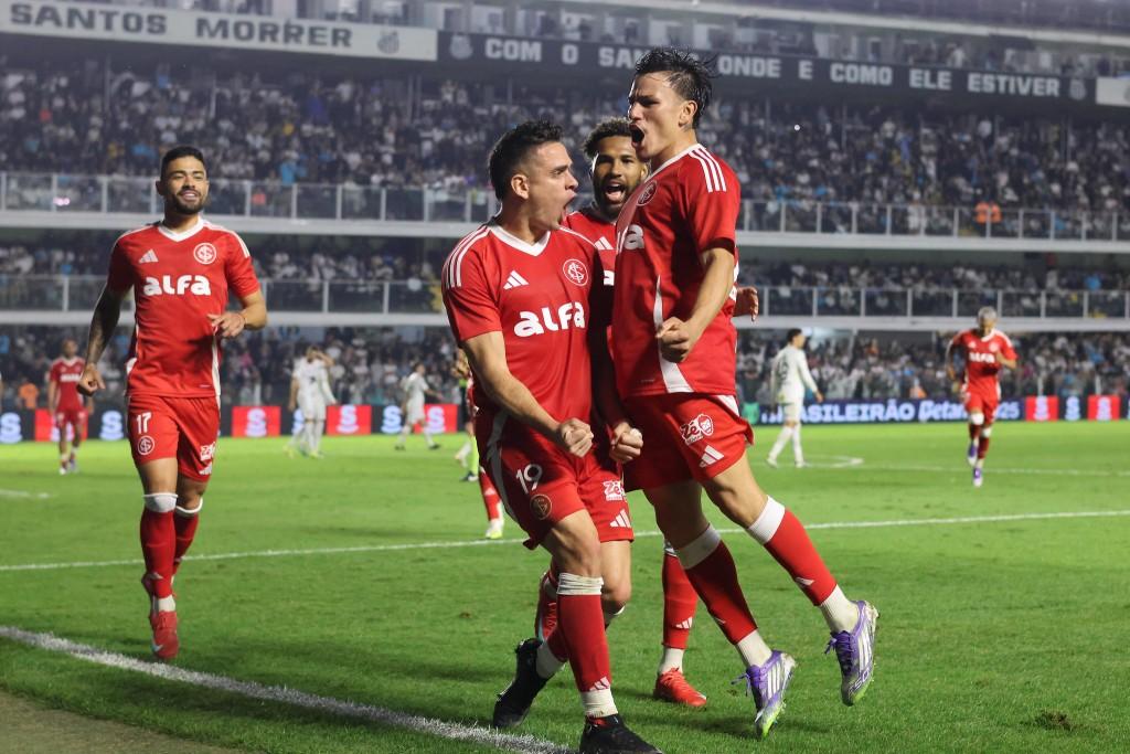 Inter vence na Vila Belmiro; Santos permanece no Z4 do Brasileirão