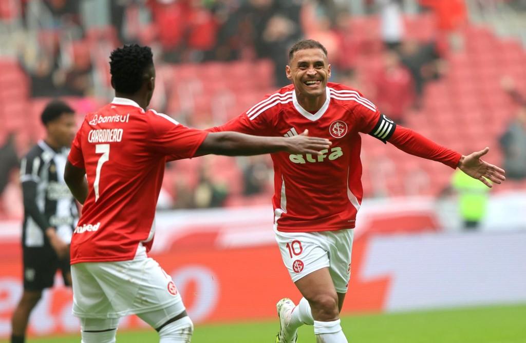 Internacional vence o Ceará e respira no Brasileirão