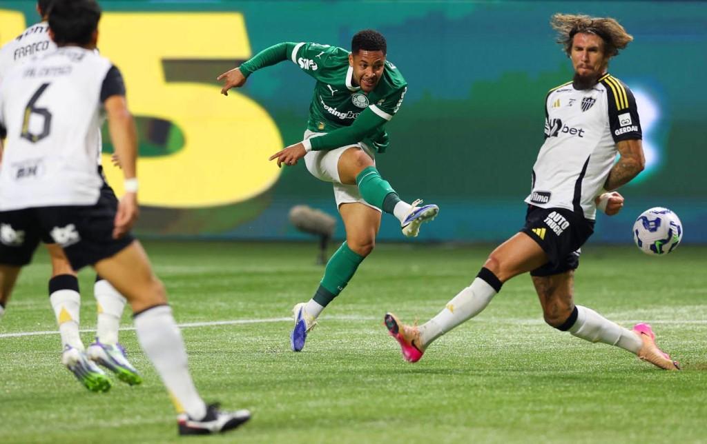 Palmeiras quebra jejum e vence Atlético-MG em jogo eletrizante