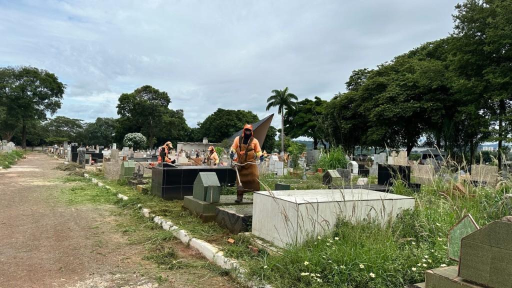 Prefeitura intensifica limpeza nos cemitérios e notifica proprietários de jazigos em estado de abandono