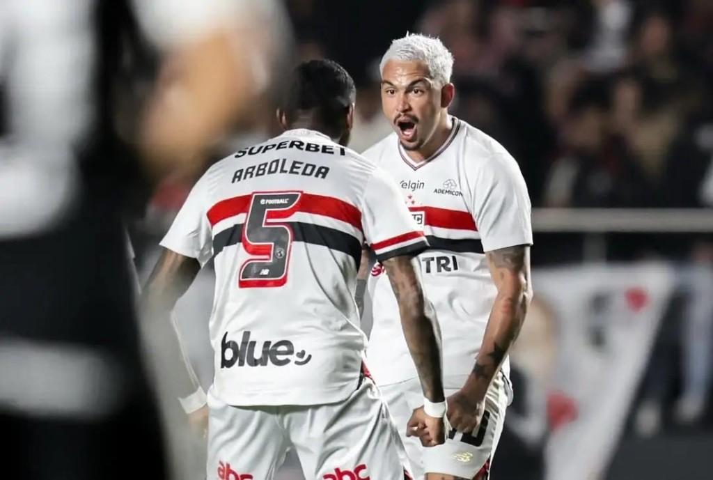 São Paulo vence Corinthians e respira no Brasileirão