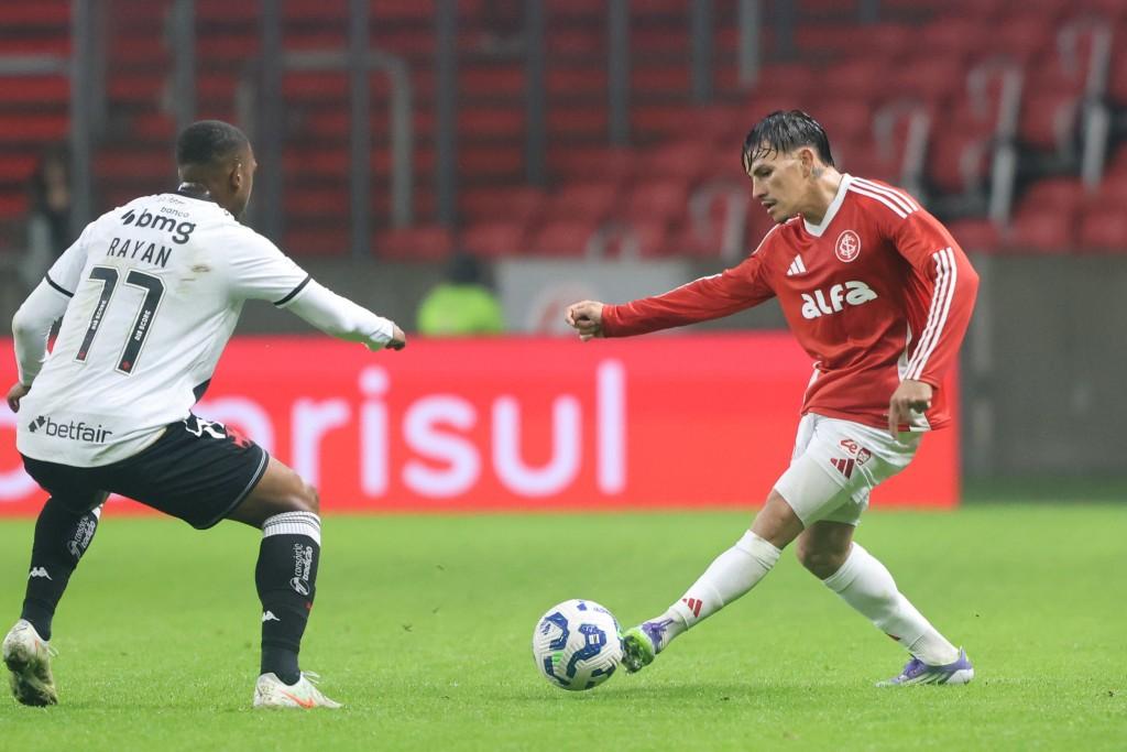 Vasco empata com Inter e sai da zona de rebaixamento do Brasileirão