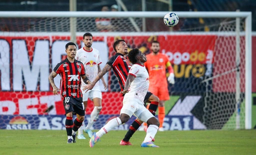 Vitória vence Bragantino, deixa o Z4 e empurra o Santos para a zona de rebaixamento