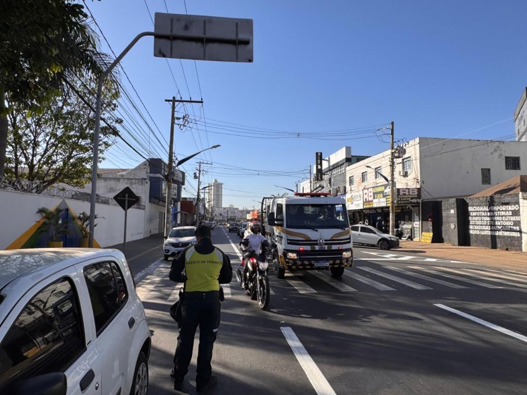 Após entrega do corredor, agentes atuam de forma educativa na Avenida 24 de Outubro