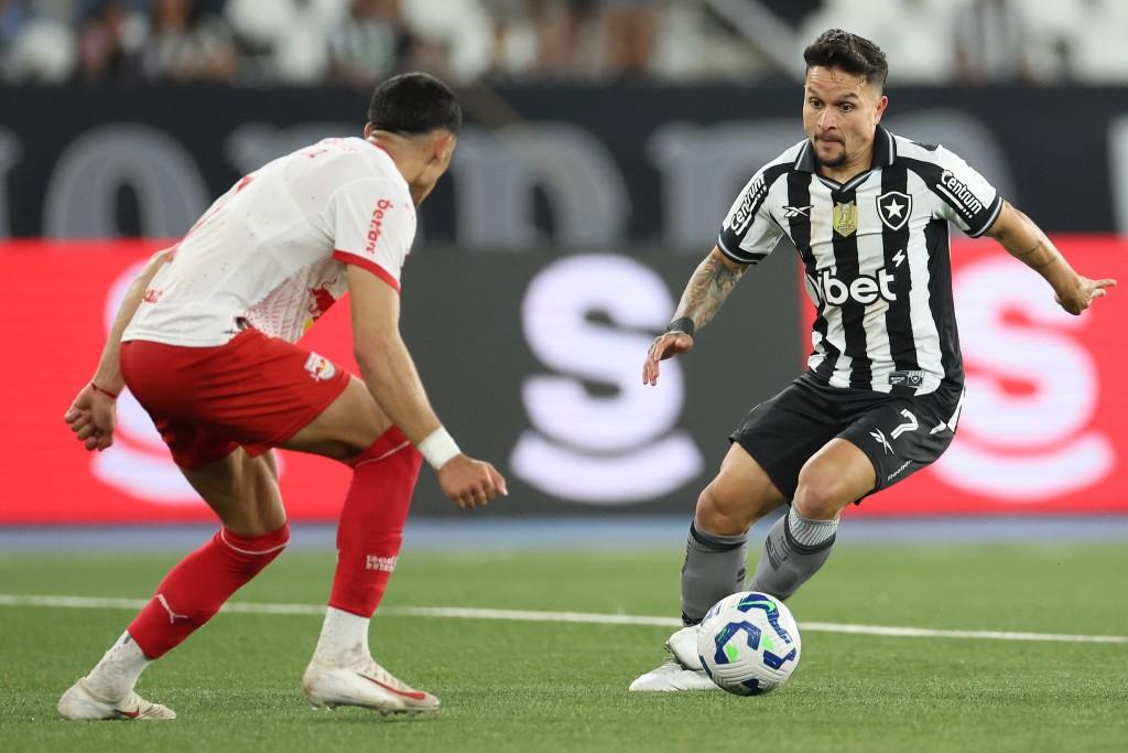 Botafogo goleia Red Bull Bragantino no Brasileirão