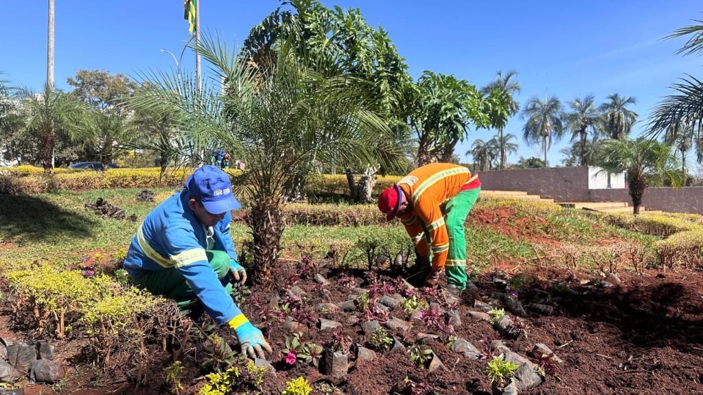 Comurg implanta novo paisagismo no Paço Municipal e faz manutenção em jardins de 36 praças de Goiânia