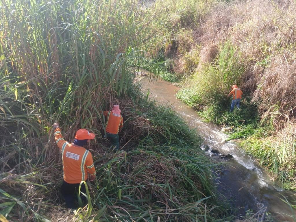 Comurg limpa margens dos córregos Fundo e Caveirinha na Região Noroeste