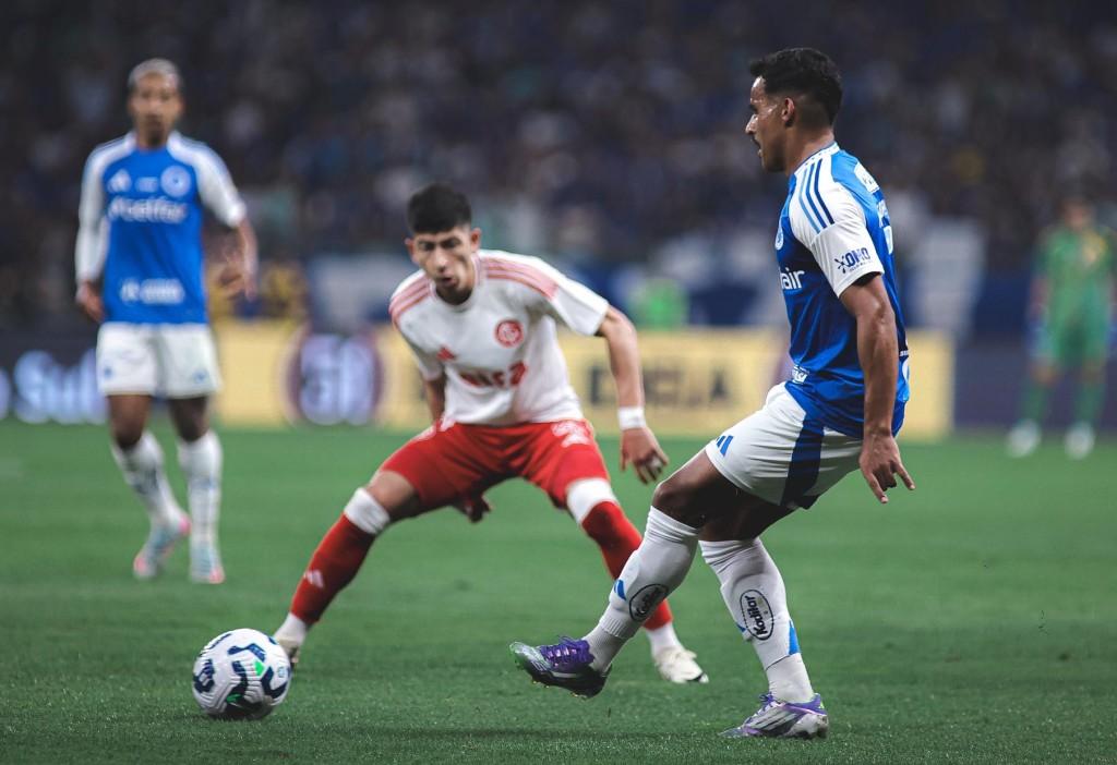 Cruzeiro brilha no Mineirão, bate o Internacional e assume a vice-liderança do Brasileirão