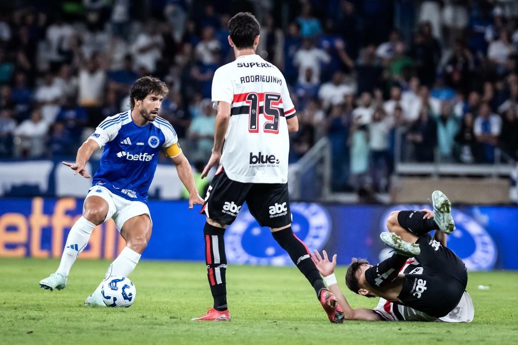 Cruzeiro brilha no Mineirão, vence São Paulo e assume a vice-liderança do Brasileirão