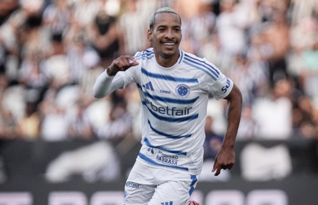 Cruzeiro domina Botafogo no Nilton Santos e retoma liderança provisória do Brasileirão