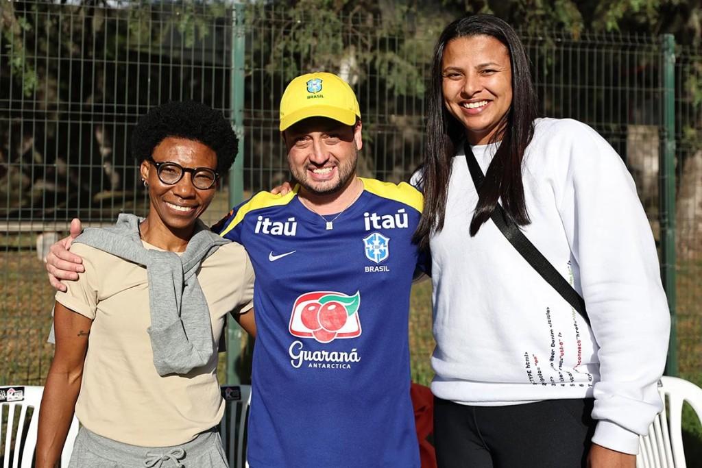 Ex-jogadoras Zizi e Pretinha visitam Seleção Brasileira antes da final da Copa América Feminina