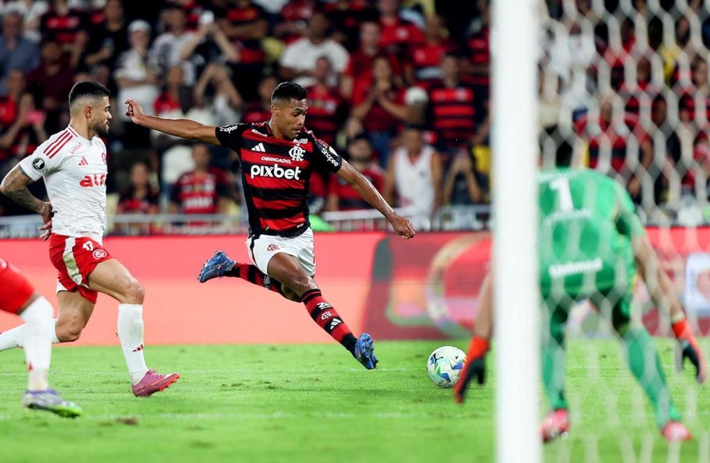 Flamengo vence Internacional no Maracanã e conquista vantagem na Libertadores