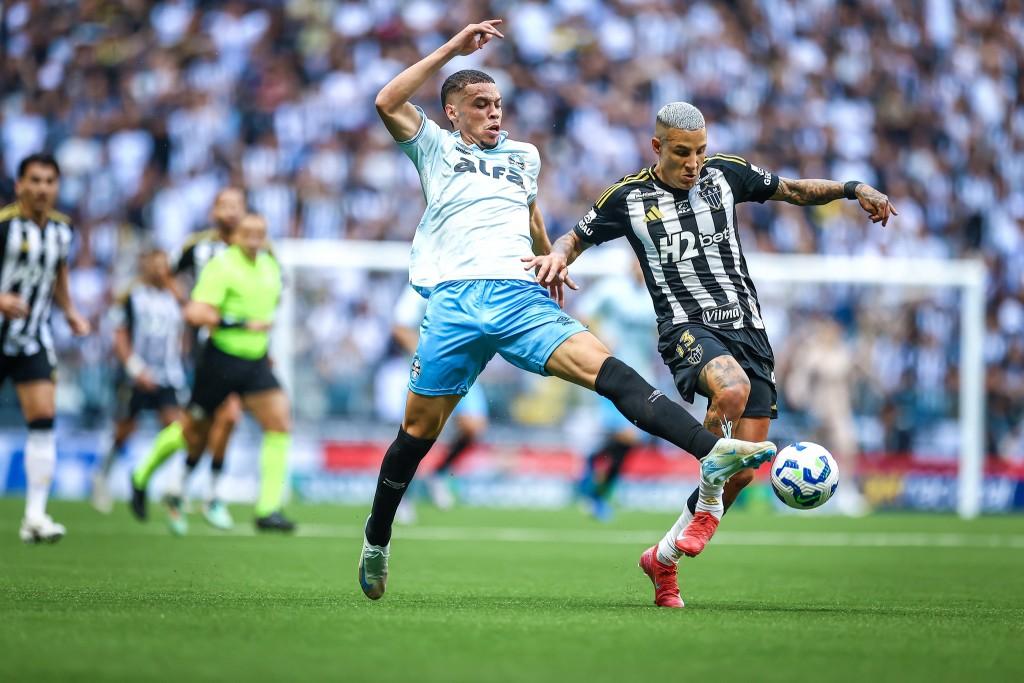Grêmio vence Atlético-MG de virada e se afasta da zona de rebaixamento