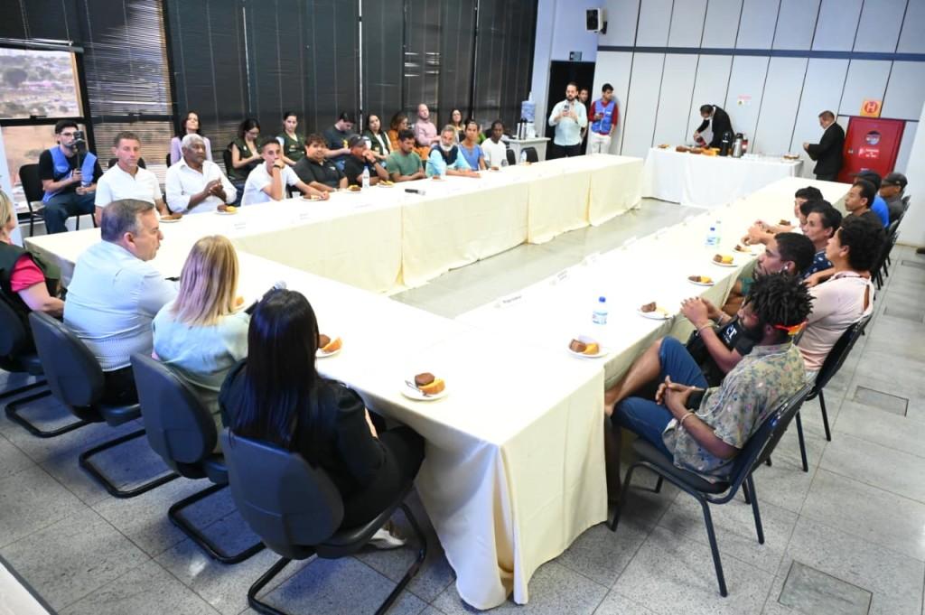 Mabel recebe pessoas em situação de rua em reunião no Paço Municipal