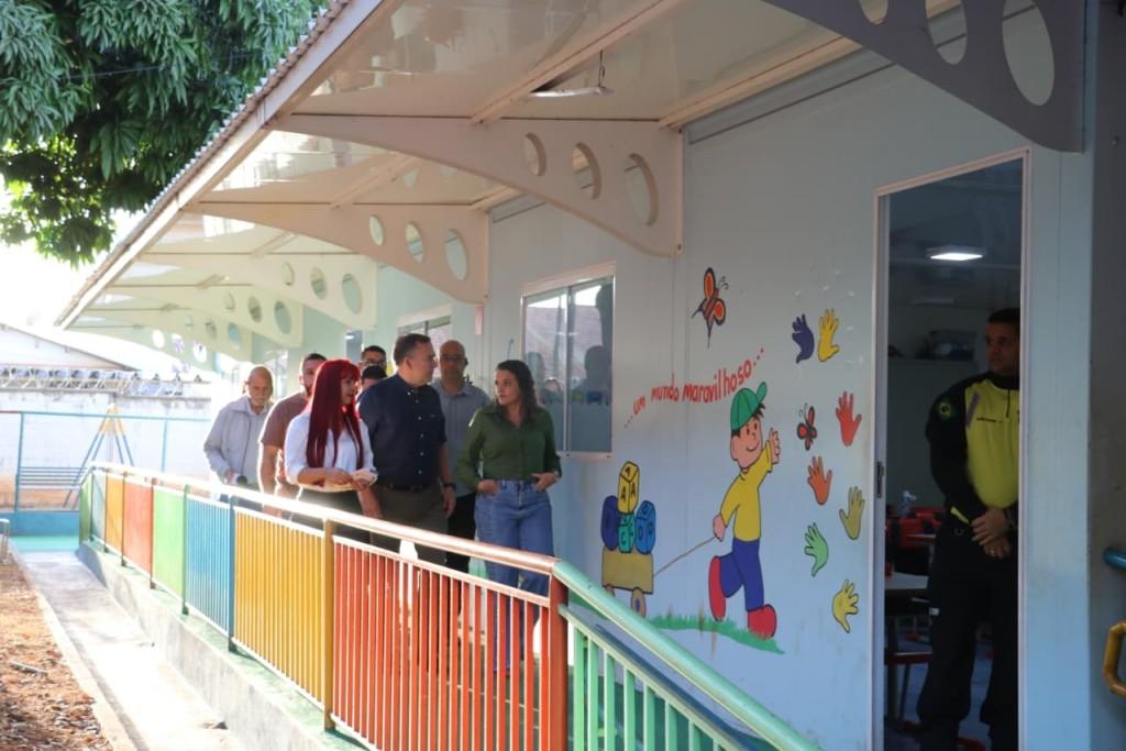 Prefeito e secretários municipais homenageiam estudantes com contação de histórias nas escolas