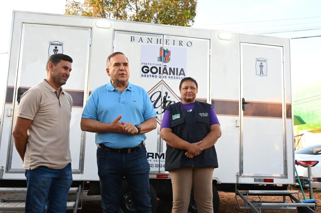 Prefeito Mabel entrega banheiros móveis em feiras de Goiânia
