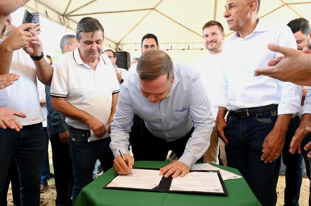 Prefeito Sandro Mabel assina contrato para canalização do Córrego Cascavel