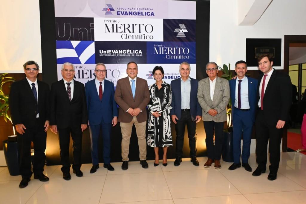Prefeito Sandro Mabel recebe Medalha do Mérito Científico