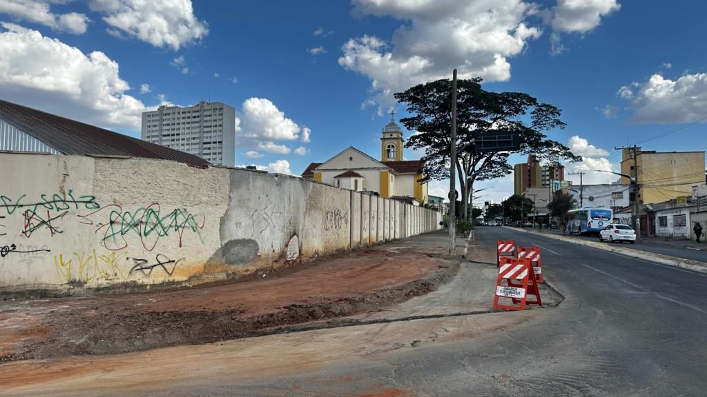 Prefeitura de Goiânia finaliza retirada de gameleira da Avenida Araguaia que oferecia risco à população
