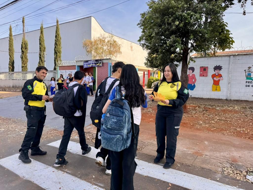 Prefeitura de Goiânia realiza ação educativa em porta de escolas sobre segurança no trânsito