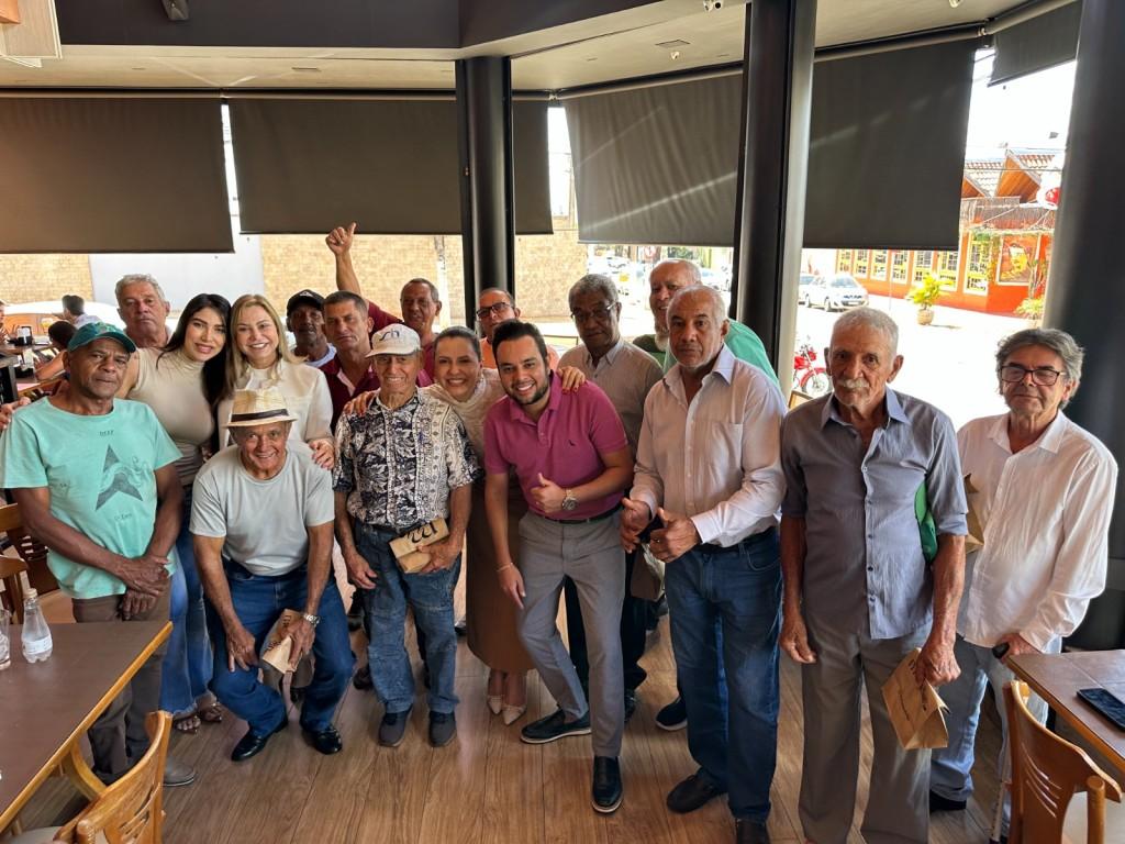 Prefeitura promove almoço com idosos referenciados pelos CRAS para celebrar Dia dos Pais