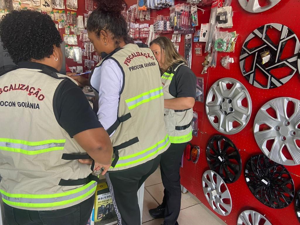 Procon Goiânia orienta loja de acessórios automotivos sobre transparência nos preços