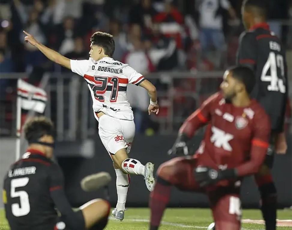 São Paulo vence o Vitória  e entra no G6 do Brasileirão