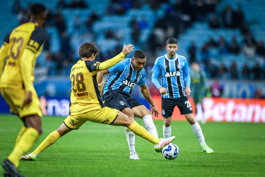 Sport surpreende Grêmio e conquista a primeira vitória no Brasileirão