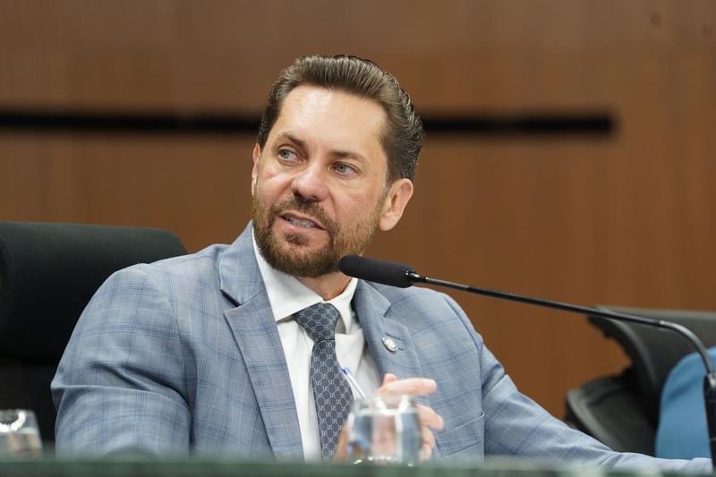 Bruno Peixoto sanciona lei que endurece punição para combustível adulterado em Goiás.