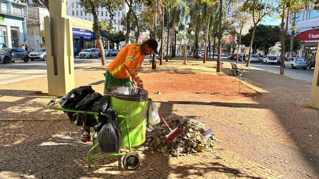 Comurg garante varrição manual em todos os bairros de Goiânia por meio de 38 bases espalhadas pela cidade