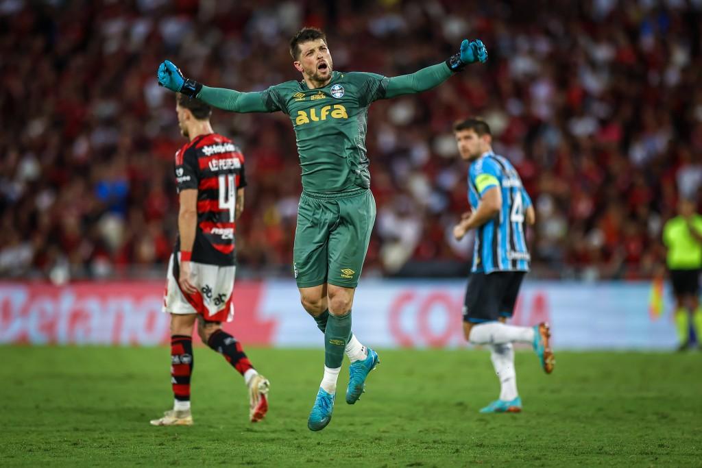 Goleiro brilha com defesa milagrosa e gol de pênalti em empate tenso entre Flamengo e Grêmio