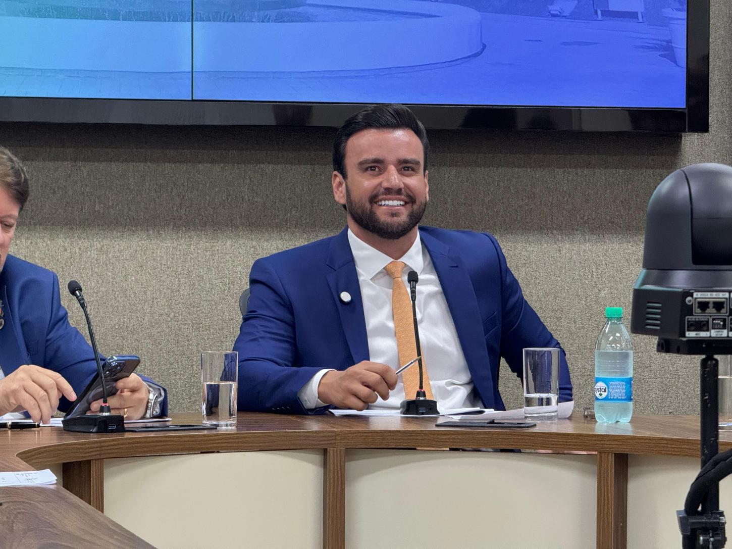 Ilhas de Calor é debatido na CCJR após chuva levar gramas sintéticas de canteiros centrais