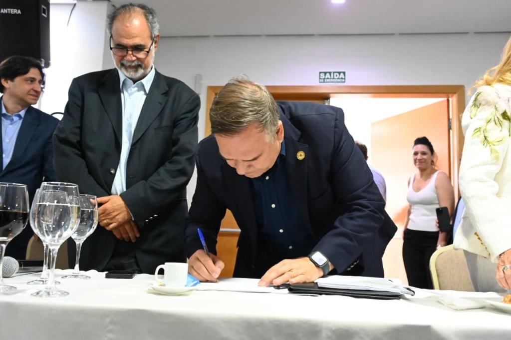 Prefeito Mabel assina decreto que garante reserva de áreas para futuras ruas em Goiânia