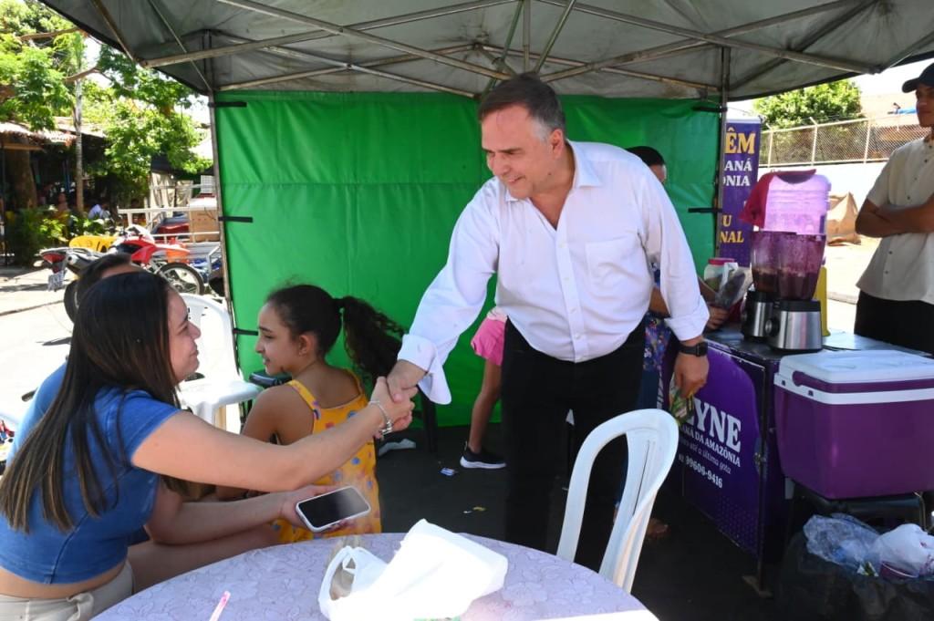 Prefeito Mabel entrega novos banheiros móveis a mais duas feiras livres da capital